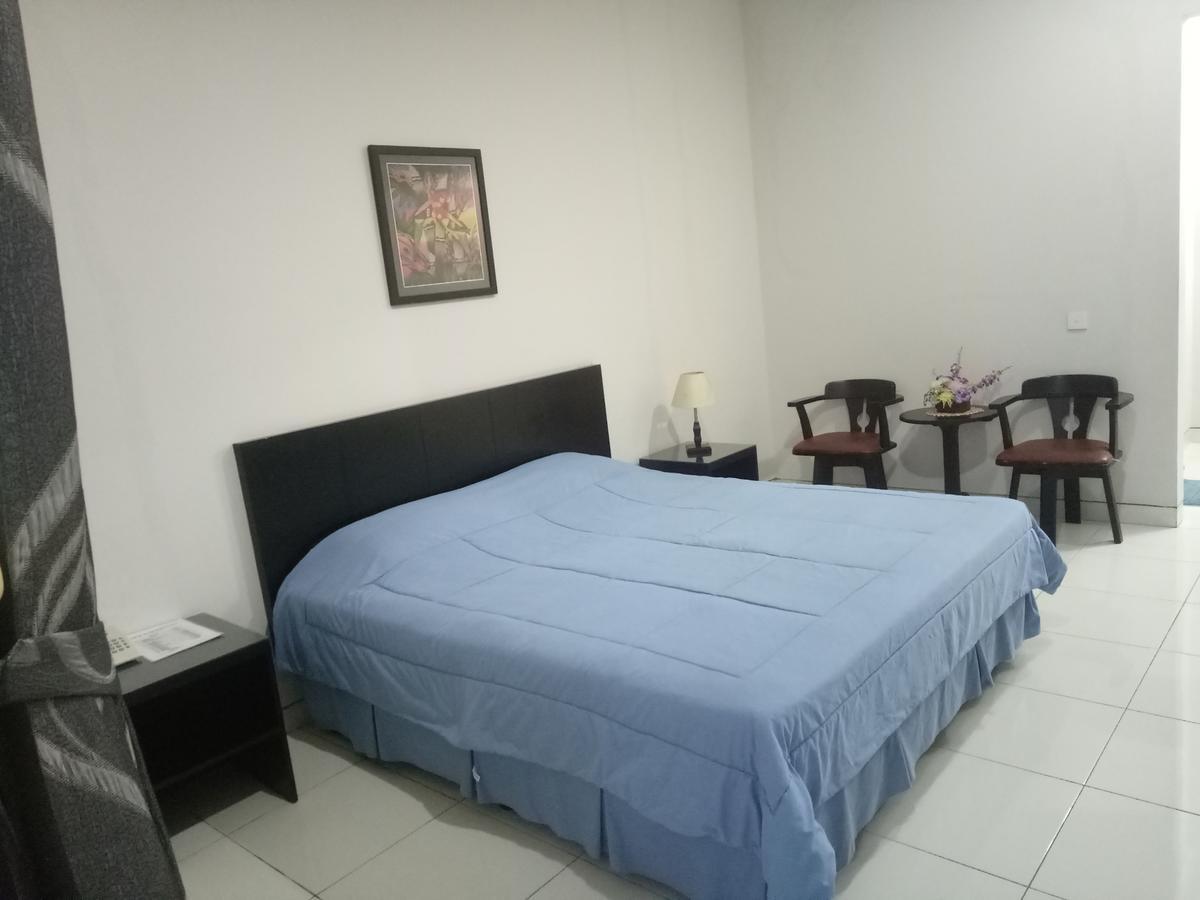 Carica Homestay Surabaya Exterior photo